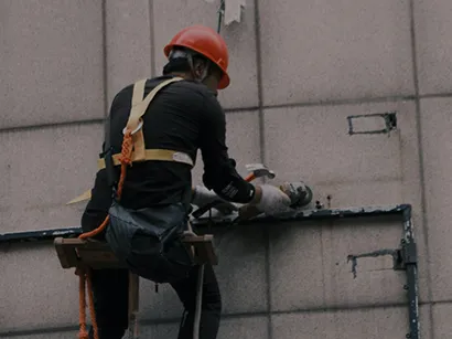 Industriarbetare i skyddsutrustning